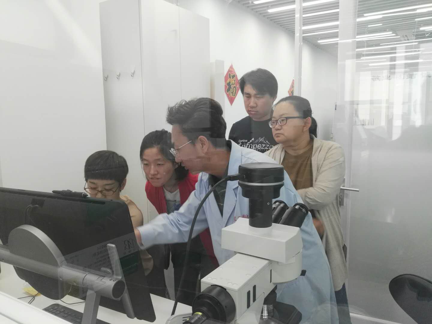 北大口腔團(tuán)隊(duì)參觀艾佧科技骨形態(tài)分析系統(tǒng).jpg